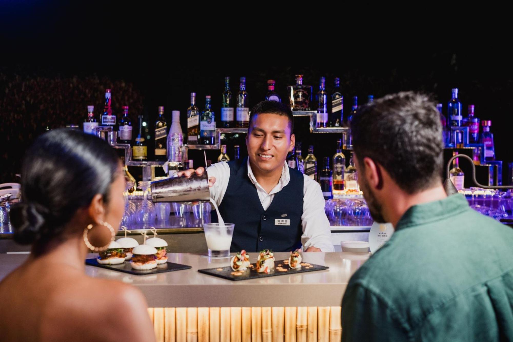 Hotel Paracas, A Luxury Collection Resort, Παράκας Εξωτερικό φωτογραφία A bartender at work